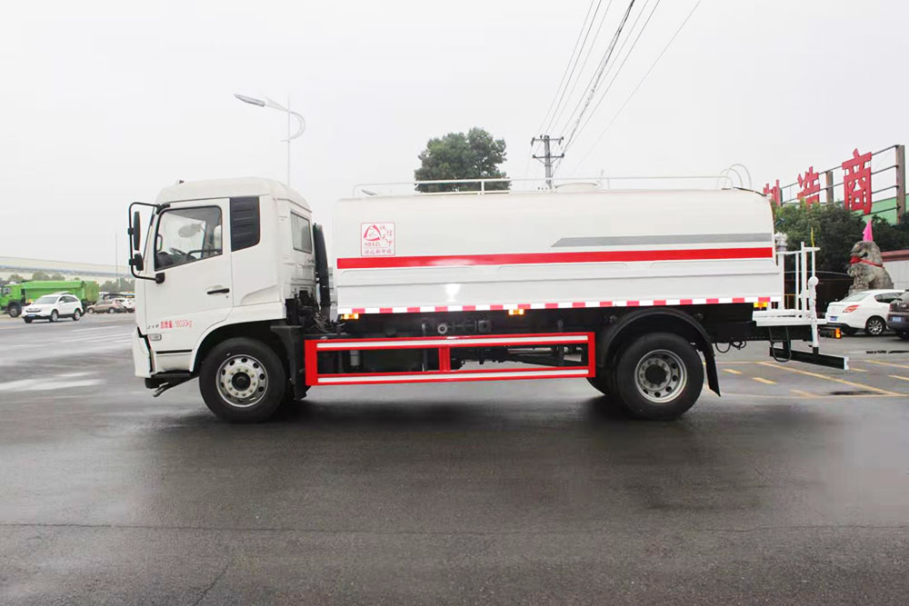 東風(fēng)天錦灑水車