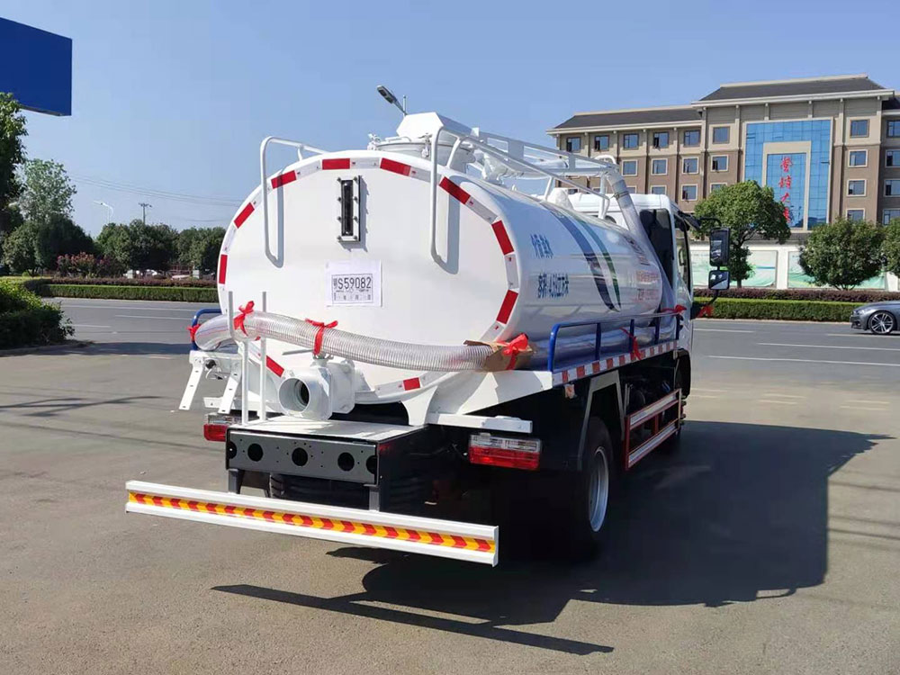 【4.6立方 】東風(fēng)多利卡D6吸糞車