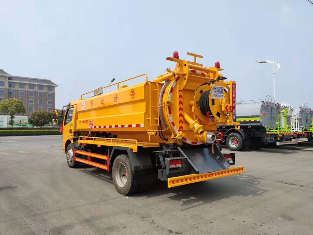 東風(fēng)凱普特K7/東風(fēng)多利卡D7清洗吸污車